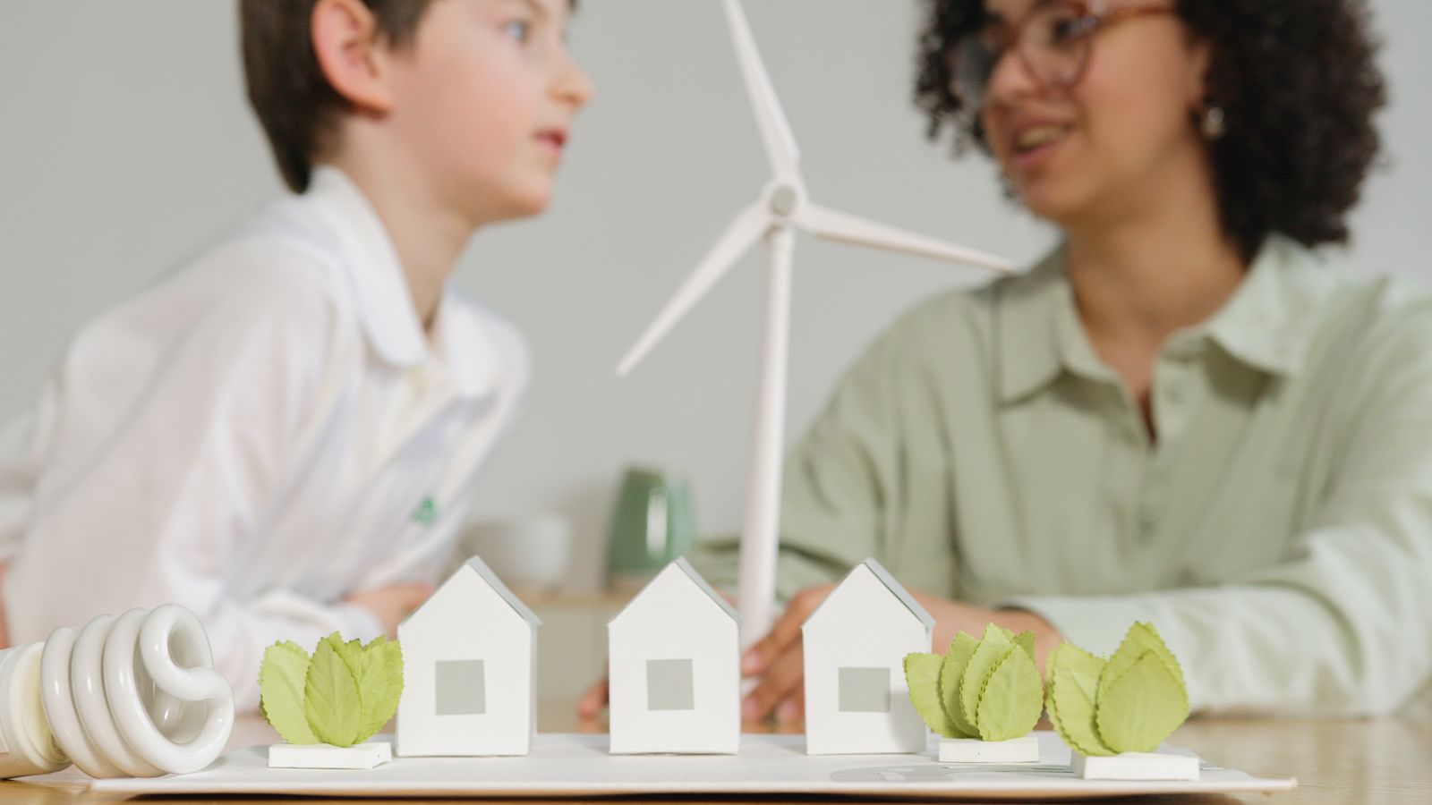 Les enfants s'engagent dans l'apprentissage des énergies renouvelables avec des éoliennes et des modèles écologiques dan